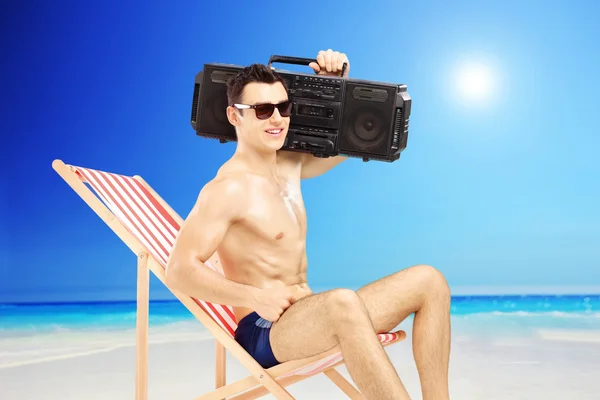 肩の上のラジオを持つ男 — ストック写真