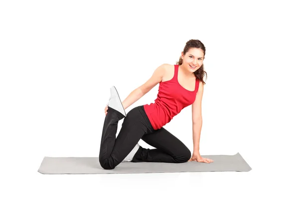 Female athlete exercising on mat — Stock Photo, Image