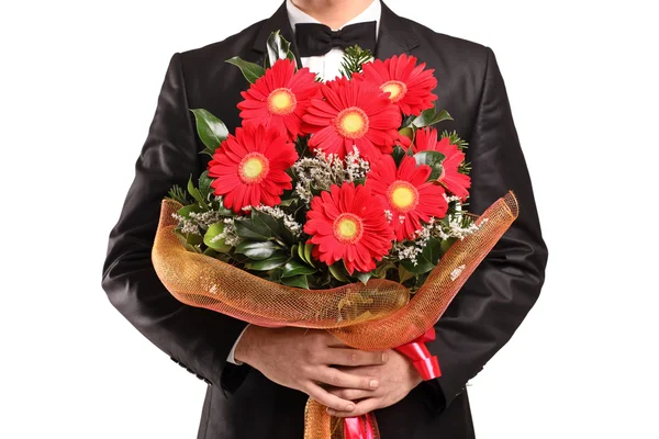 Un homme tenant un grand bouquet de fleurs — Photo