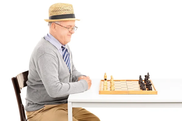 Uomo che guarda scacchiera — Foto Stock