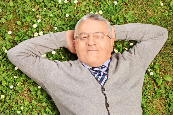 Man lying on green grass — Stock Photo, Image