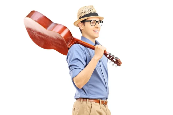 Hombre sosteniendo guitarra acústica — Foto de Stock