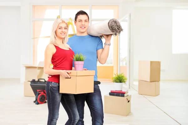 Casal se mudando para um novo apartamento — Fotografia de Stock