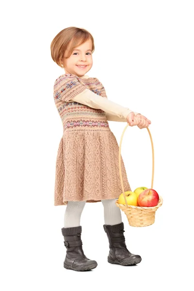 Kız holding sepeti elmalı — Stok fotoğraf