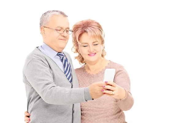 Mannen och kvinnan tittar på telefon — Stockfoto