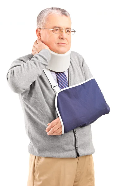 Muž wih zlomená ruka drží krk — Stock fotografie