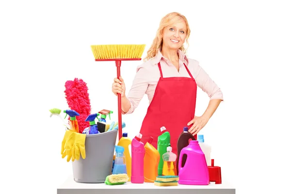 Limpador fêmea com equipamento de limpeza — Fotografia de Stock