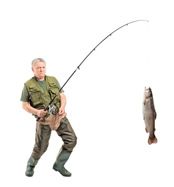 Pescador maduro captura de peces — Foto de Stock