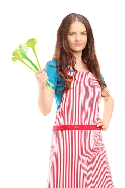 Frau hält Plastiklöffel in der Hand — Stockfoto