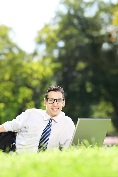 Biznesmen działa na laptopie w parku — Zdjęcie stockowe