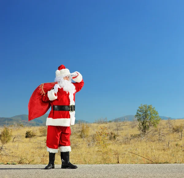 Açık bir yol üzerinde Noel Baba duran — Stok fotoğraf