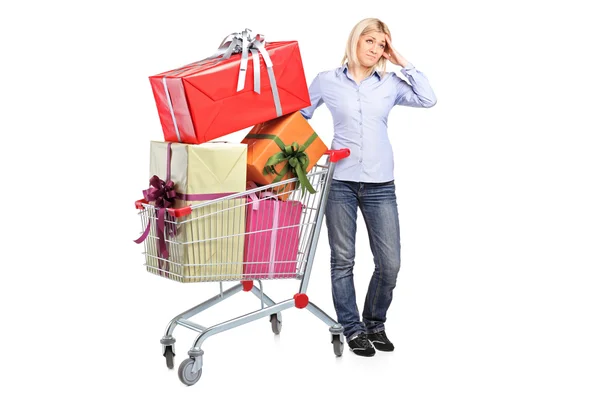 Kvinna bredvid shopping cart — Stockfoto