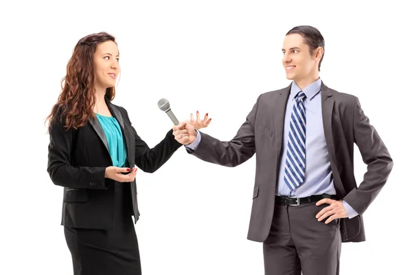 Mujer de negocios y reportera masculina — Foto de Stock