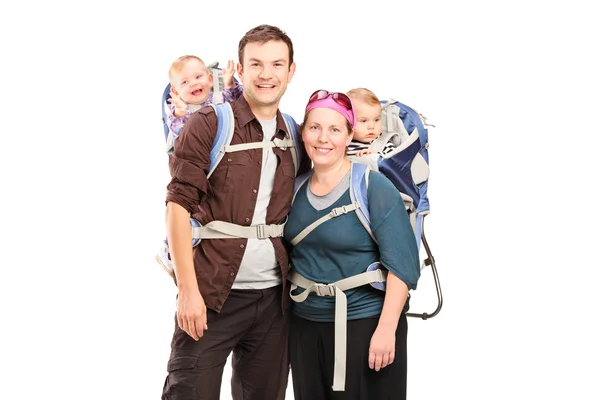 Gelukkige familie met wandelen rugzakken — Stockfoto