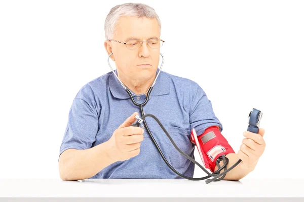 Muž měření krevního tlaku — Stock fotografie