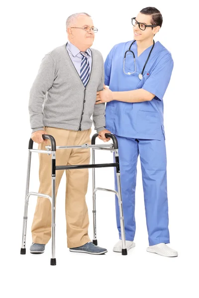 Enfermera masculina ayudando a hombre mayor — Foto de Stock