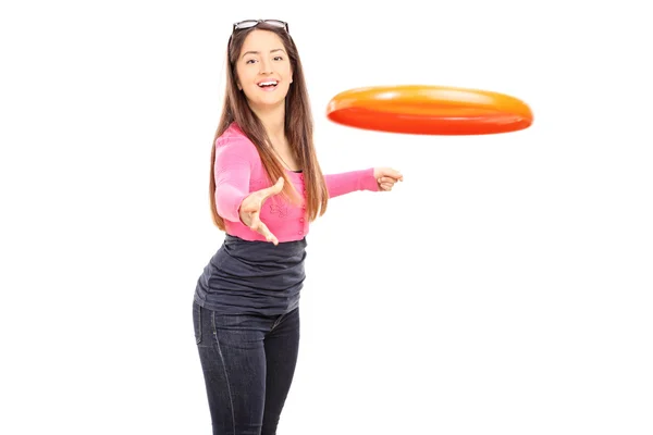 Bella donna che lancia un disco di frisbee — Foto Stock