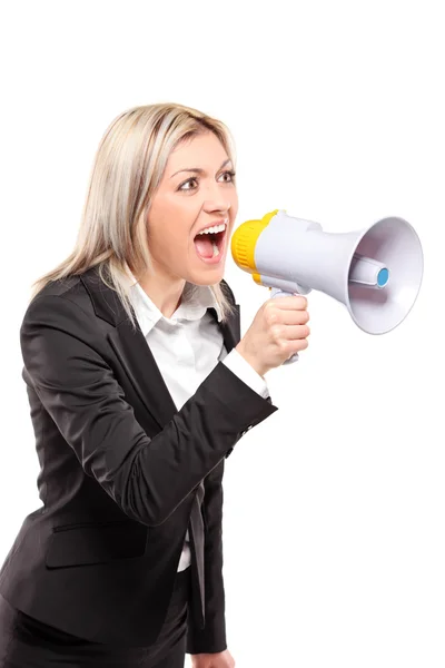 Бізнес-леді кричить через мегафон — стокове фото