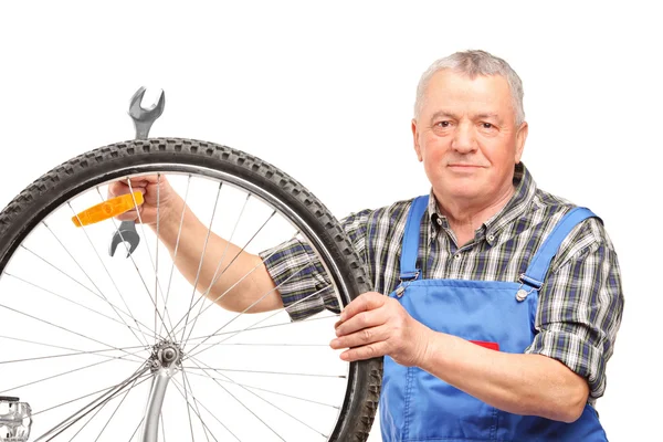 Homem reparando roda de bicicleta — Fotografia de Stock