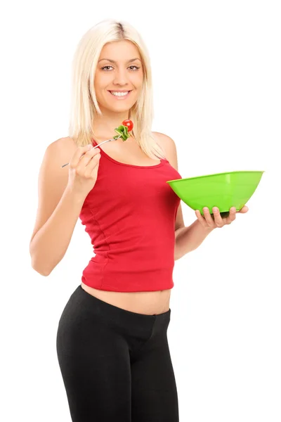 Ξανθιά γυναίκα τρώει σαλάτα — Φωτογραφία Αρχείου