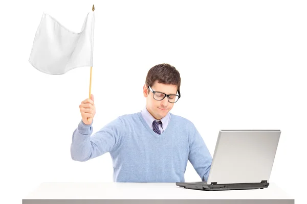 Homem triste acenando bandeira branca — Fotografia de Stock