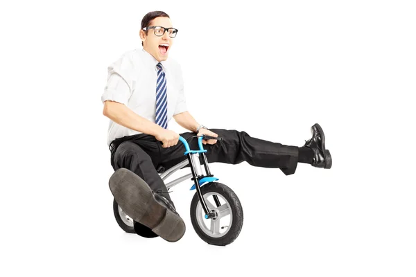 Нервный мужчина на маленьком велосипеде — стоковое фото