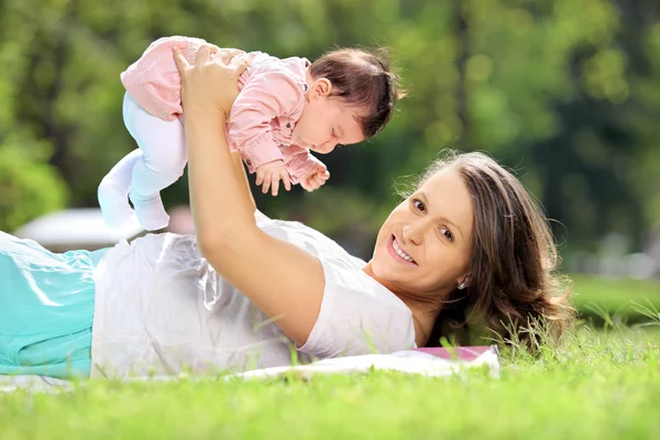 Anne ve bebek kız bir parkta — Stok fotoğraf