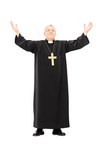 Volwassen priester met zijn handen in de lucht — Stockfoto