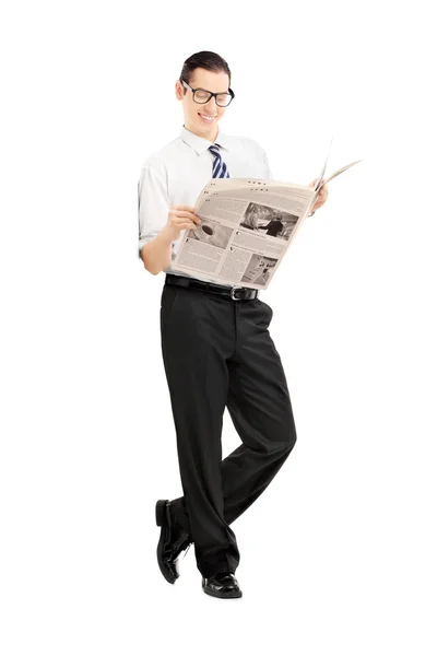 Lächelnder Geschäftsmann liest Zeitung — Stockfoto