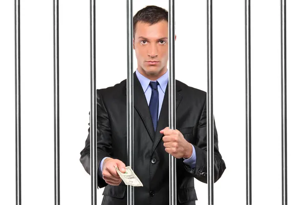 Бизнесмен в тюрьме дает взятку — стоковое фото