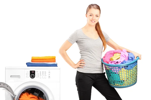 Женщина рядом со стиральной машиной — стоковое фото