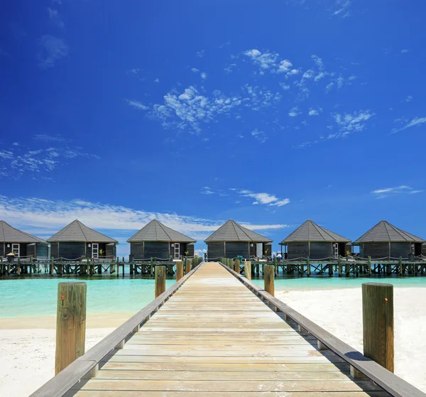Moradias aquáticas resort na ilha das Maldivas — Fotografia de Stock