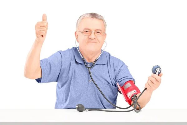 Muž měření krevního tlaku — Stock fotografie