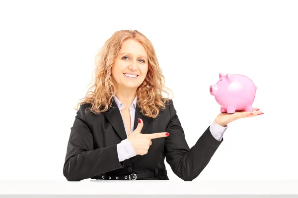 Volwassen vrouwtje houden piggy bank — Stockfoto