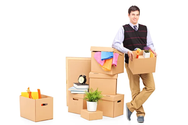 Человек с движущимися коробками — стоковое фото
