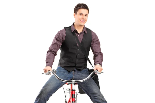 Joven hombre feliz montando una bicicleta — Foto de Stock