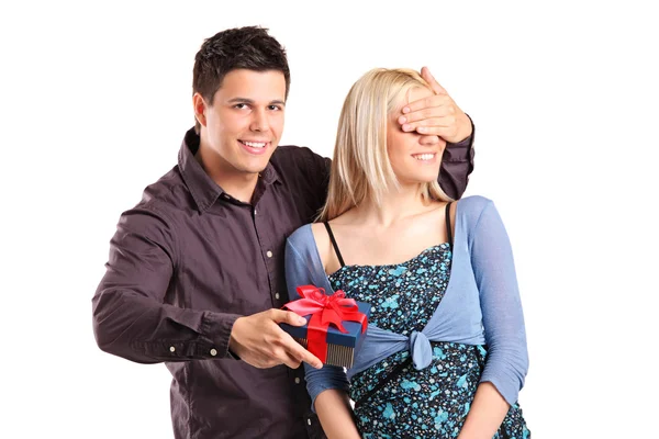 Hombre cubriendo sus ojos de novia — Foto de Stock