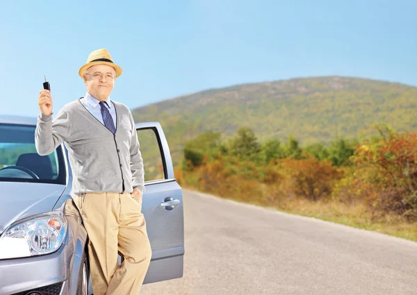 Male next to his automobile — Stock Photo, Image