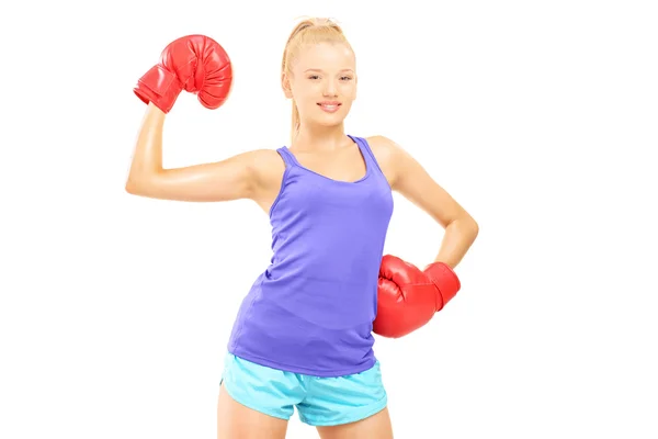 Boxer feminino com luvas de boxe vermelho — Fotografia de Stock