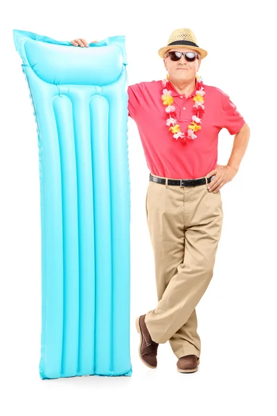 Mężczyzna, trzymając basen materac — Zdjęcie stockowe
