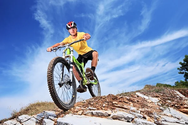 Manliga ridning mountainbike — Stockfoto