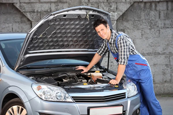 Mechanic searching for car problem — Stock Photo, Image