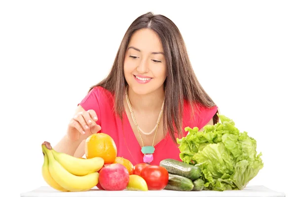 Γυναίκα με φρούτα και λαχανικά — Φωτογραφία Αρχείου
