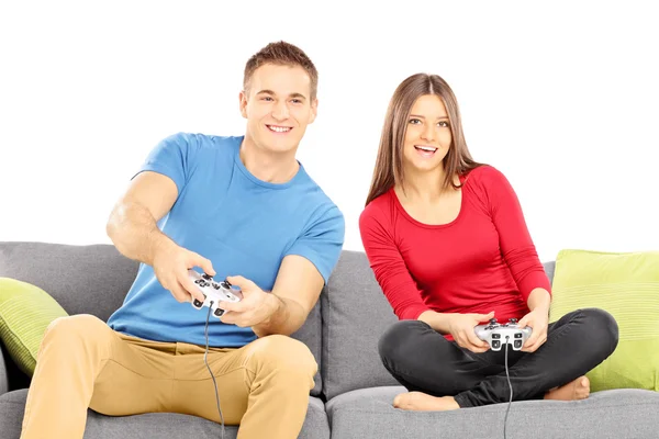 Jovem casal jogar videogame — Fotografia de Stock