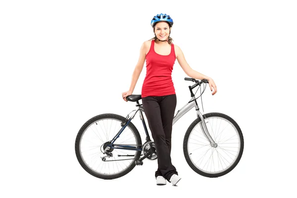 Motociclista femenina junto a bicicleta de montaña —  Fotos de Stock