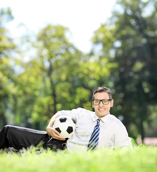 Uomo nel parco che tiene un calcio — Foto Stock