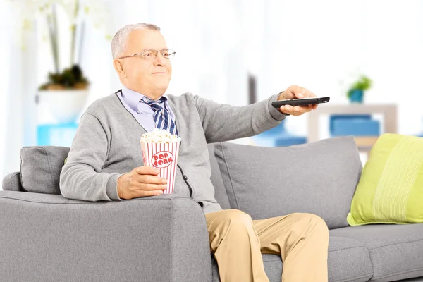 Senior gentleman tv kijken — Stockfoto