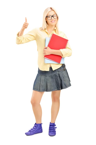 Mujer estudiante dando pulgar hacia arriba — Foto de Stock