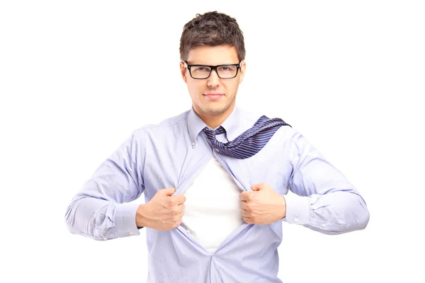 Bonito homem arrancando sua camisa — Fotografia de Stock