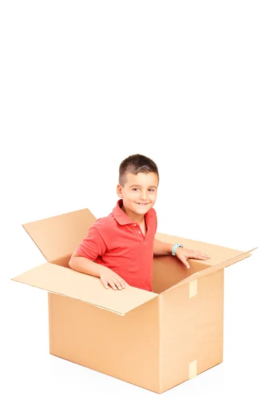 Barn i cardbox — Stockfoto